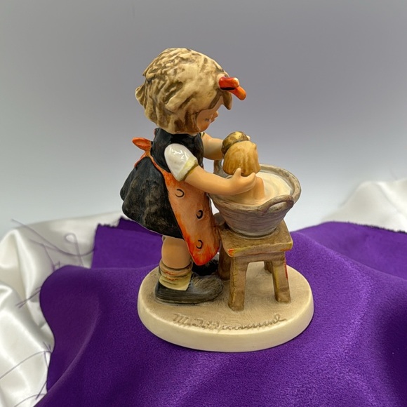 Hummel Figurine No 319 “Doll Bath” 5” TMK4 Baby Stylized Bee - Picture 3 of 6
